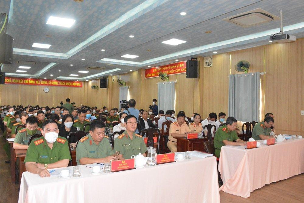 Hội nghị có đại diện Công an TPHCM cùng hơn 50 người dân, đại diện tổ chức, doanh nghiệp tham gia.