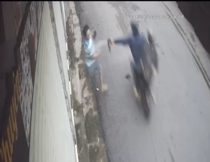 Đối tượng dùng hơi cay tấn công ông P. (Ảnh chụp từ clip) Đối tượng dùng hơi cay tấn công ông P. (Ảnh chụp từ clip)
