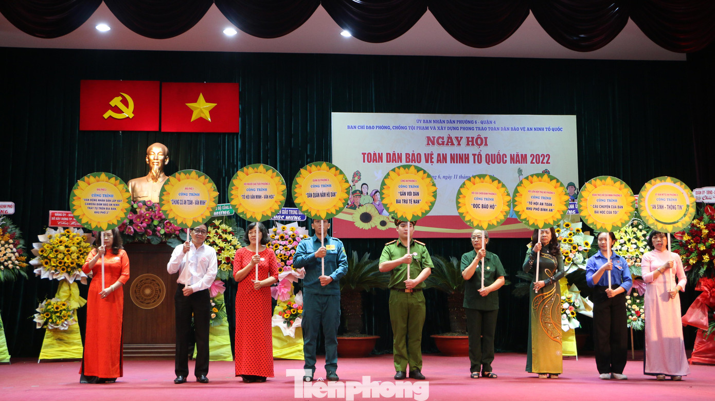 Đại diện các ban, ngành đoàn thể ở phường 6, quận 4 đăng ký các công trình trong phong trào toàn dân bảo vệ ANTQ ở địa phương.