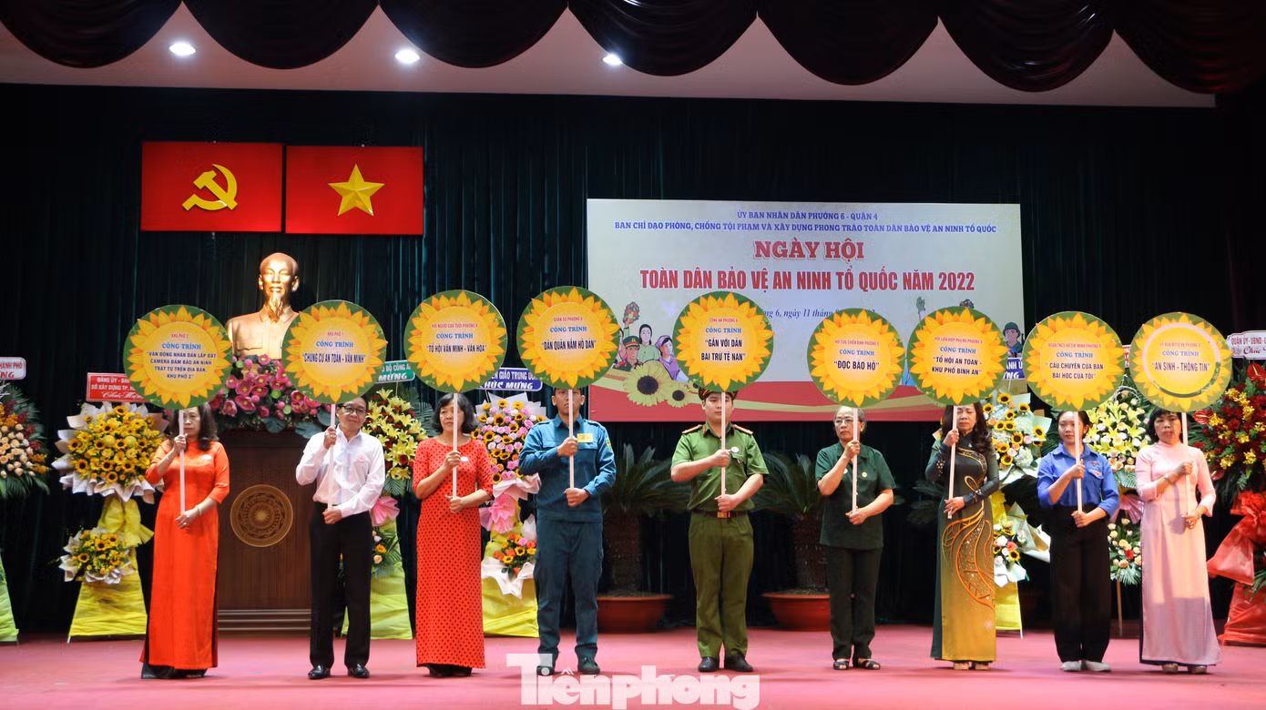 Đại diện các ban, ngành đoàn thể ở phường 6, quận 4 đăng ký các công trình trong phong trào toàn dân bảo vệ ANTQ ở địa phương.