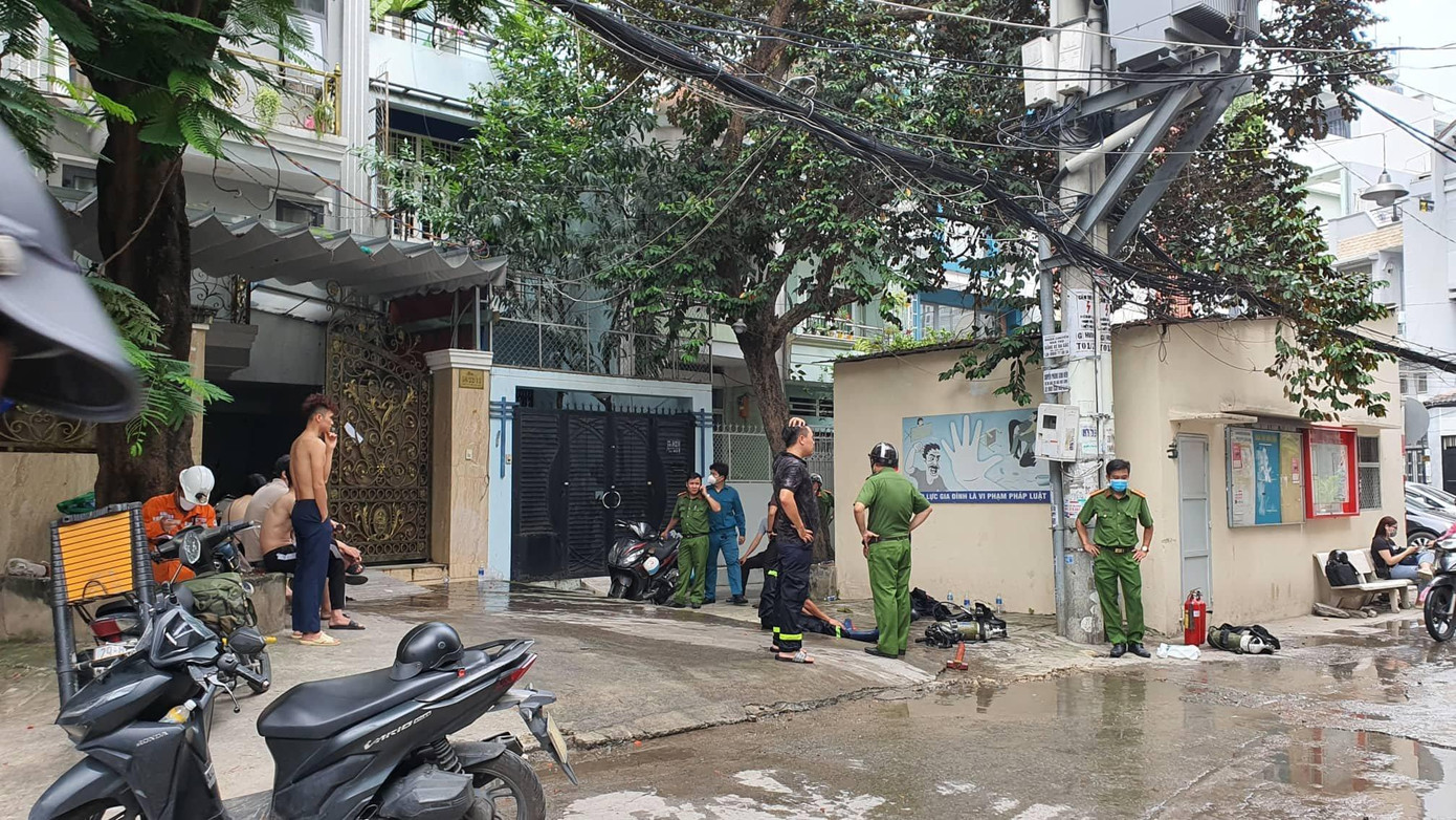 Đến gần 10h cùng ngày, ngọn lửa đã được khống chế.