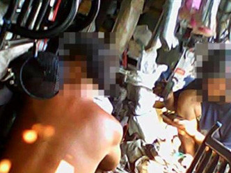 Cuộc mua bán các loại phụ tùng được tháo rã từng món từ xe cũ diễn ra ở tiệm của bà Hoa. Ảnh: Công Hà