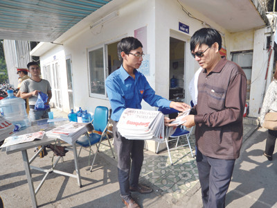 Số báo đặc biệt của Tiền Phong được phát miễn phí tới tay người xếp hàng vào viếng