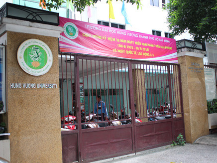Không có con dấu, hàng ngàn sinh viên ở ĐH Hùng Vương không thể ra trường mặc dù đã hoàn thành chương trình học. Ảnh: Nguyễn Loan