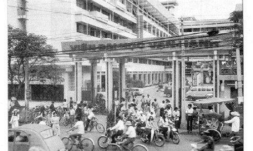 Học sinh đậu được Tú tài II thì có thể ghi danh vào học ở một trong các viện ĐH, trường ĐH, và học viện trong nước. Vì số chỗ trong một số trường có giới hạn nên học sinh phải dự kỳ thi tuyển có tính chọn lọc rất cao