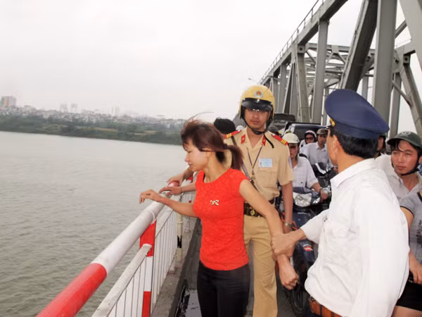 Các chiến sĩ CSGT và lực lượng bảo vệ cầu đã kịp thời cứu sống cô gái đòi tự tử