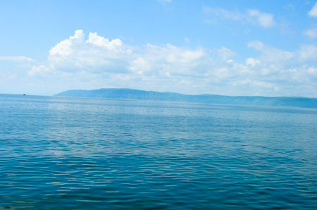 Mặt hồ Baikal vào mùa hè. Ảnh: KD