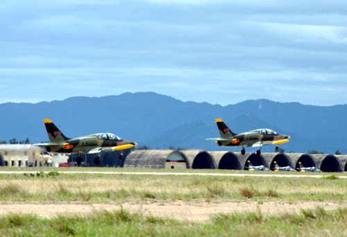 Hai máy bay cùng cất cánh rời khỏi mặt đất