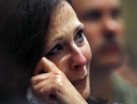 Một phụ nữ lau nước mắt bên trong nhà thờ St. Patrick