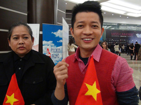 Mẹ của Trương Thị May và nhà thiết kế Thuận Việt cũng có mặt trong đêm chung kết để ủng hộ cô