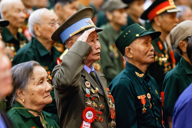Cuộc gặp mặt, tri ân đầy ý nghĩa và xúc động với các chiến sĩ Điện Biên, thanh niên xung phong, dân công hỏa tuyến trực tiếp tham gia Chiến dịch Điện Biên Phủ. Ảnh: Nhật Bắc