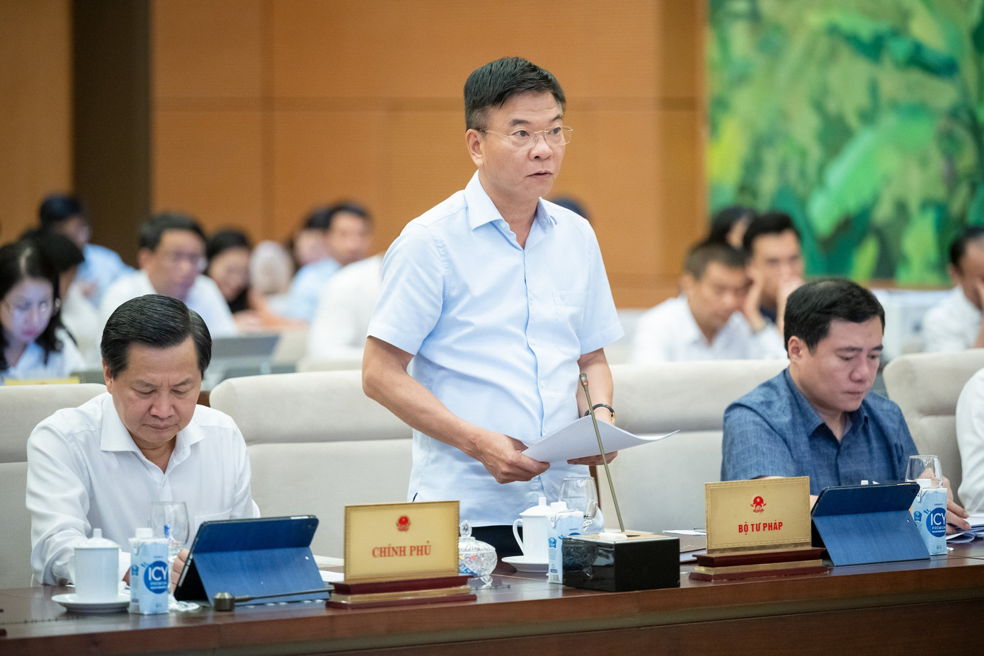 Bộ trưởng Bộ Tư pháp Lê Thành Long tại phiên họp. Ảnh Như Ý