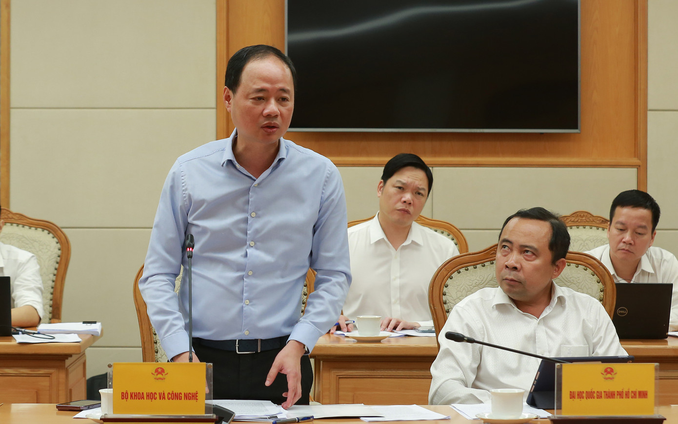 Đại diện các bộ, ngành phát biểu tại phiên họp. Đại diện các bộ, ngành phát biểu tại phiên họp.