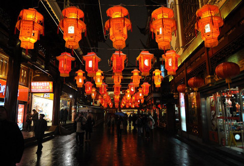 Du khách ngắm nhìn những chiếc đèn lồng lung linh đón chào năm mới tại Thượng Hải, Trung Quốc hôm qua. Du khách ngắm nhìn những chiếc đèn lồng lung linh đón chào năm mới tại Thượng Hải, Trung Quốc hôm qua