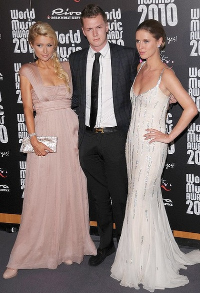 Ariana Rockefeller, chắt gái của “vua dầu mỏ” người Mỹ - John. D. Rockefeller. Paris, Nicky và Barron Hilton, các cháu của Conrad Hilton - người sáng lập chuỗi khách sạn Hilton Hotels. Giá trị tài sản thừa kế: 2,5 tỉ đô la. Người ta biết tới chị em nhà Hilton với tư cách những “tay chơi” trác táng trong giới trẻ thượng lưu Mỹ, thường xuyên gây ra những sự việc lùm xùm, tai tiếng