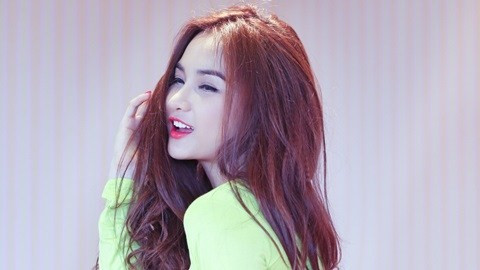 Windy Quyên tiết lộ mẹ mình là người ăn chay trường 10 năm và thường xuyên lên chùa thắp nhang, cầu nguyện. Ba cô có công ty nhỏ làm chung với vài người bạn về xuất khẩu