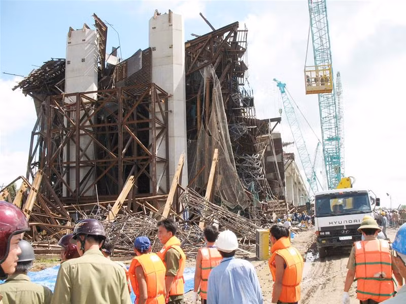 Hiện trường vụ sập cầu. 4 người chết đầu tiên được tìm thấy từ đống đổ nát tại hiện trường. Ảnh: Sáu Nghệ