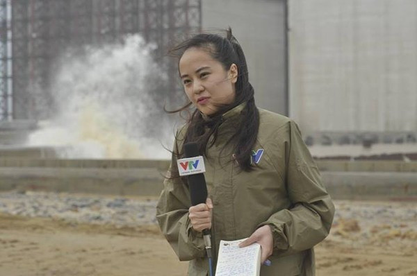 Bức ảnh ghi lại cảnh nữ biên tập viên Ngọc Bích đứng ngoài trời, giữa mưa bão, sóng dồn dập, thậm chí mái tóc đã buộc gọn phía sau của cô còn bị gió thổi tung lên, mới thấy được lúc này hoàn cảnh tác nghiệp khó khăn mức nào, tuy nhiên nữ biên tập viên xinh đẹp cùng cả ekip vẫn cố gắng ghi hình để truyền tải hình ảnh, tin tức đến cho khán giả. 