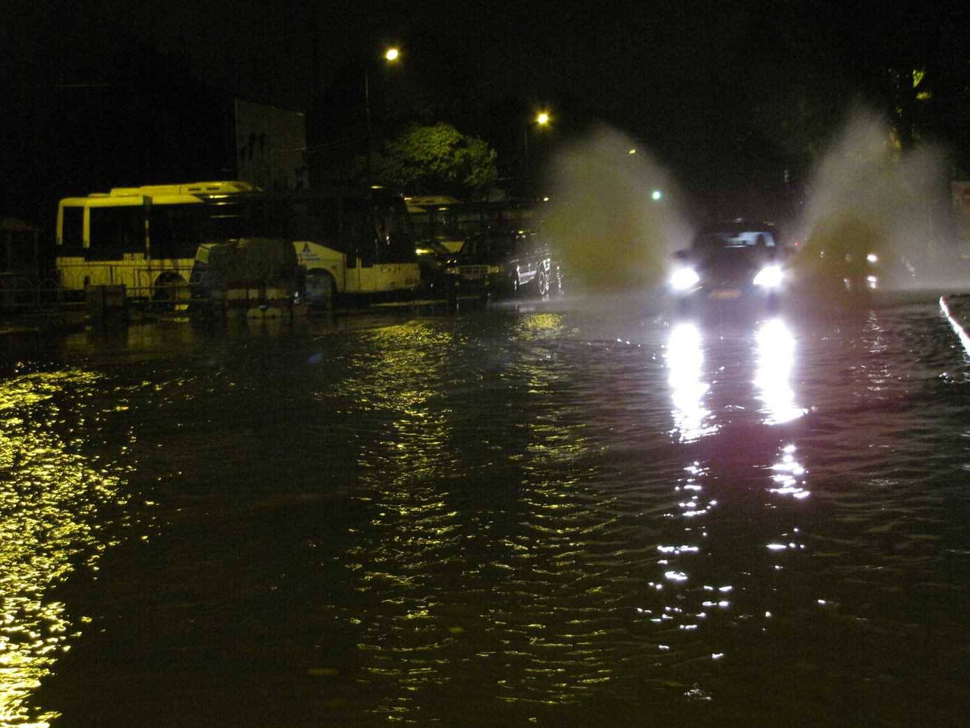 Nhiều tuyến đường trở thành sông