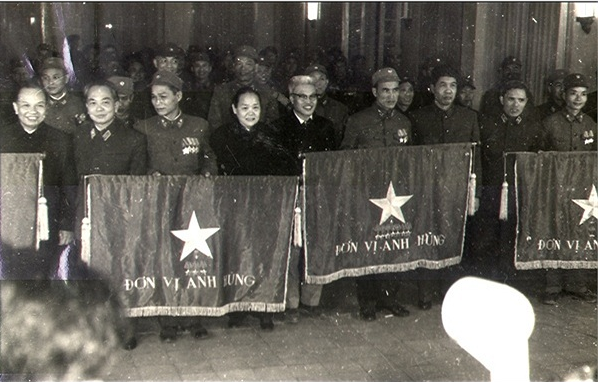 Các đồng chí lãnh đạo Đảng, Nhà nước và Quân đội trao cờ cho các đơn vị lập công xuất sắc trong chiến dịch Điện Biên Phủ trên không cuối năm 1972