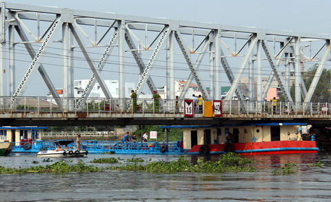 Hình ảnh sà lan mắc kẹt dưới gầm cầu. Hình ảnh sà lan mắc kẹt dưới gầm cầu