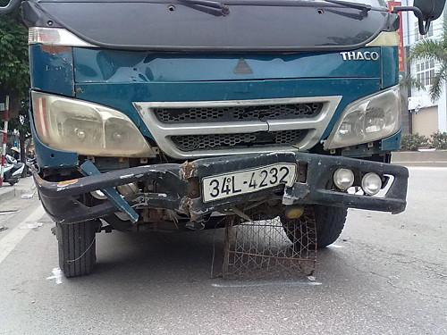 Chiếc sọt bị cuốn vào gầm ô tô, bị kéo lê hơn 10m (trong vụ tai nạn tại Hà Nam)