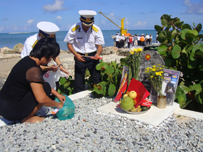 Bà Quách Kim Hoàng thắp hương cho con - liệt sỹ Quách Hoàng Lâm trên đảo Trường Sa Đông. Bà Quách Kim Hoàng thắp hương cho con - liệt sỹ Quách Hoàng Lâm trên đảo Trường Sa Đông