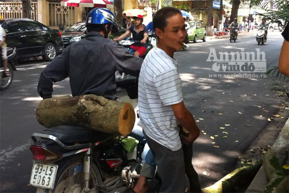 Một lát sau, nhiều người lạ mặt túm đến... "xin", mỗi người một khúc. Một lát sau, nhiều người lạ mặt túm đến...