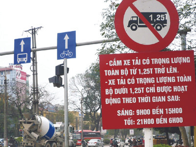 Mặc dù đang giờ cấm nhưng 8 giờ 15 sáng 25-3 xe tải vẫn ung dung chạy trên đường Nguyễn Trãi - Hà Đông Ảnh: Anh Trọng