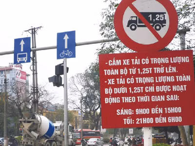 Mặc dù đang giờ cấm nhưng 8 giờ 15 sáng 25-3 xe tải vẫn ung dung chạy trên đường Nguyễn Trãi - Hà Đông Ảnh: Anh Trọng