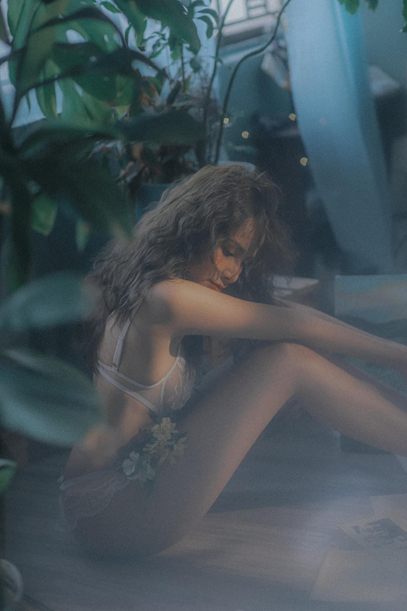 Hoa hậu Diễm Hương khoe dáng sexy trong bộ ảnh với nội y ren màu trắng.