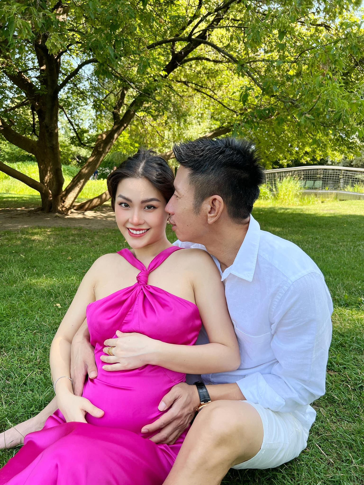 Á hậu Diễm Trang khoe bụng bầu ở Ba Lan.