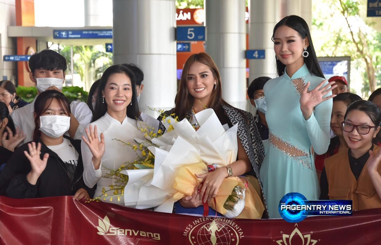 Ra sân bay đón Hoa hậu Cinderella Obenita còn có bà Phạm Kim Dung - chủ tịch của Miss Intercontinental Vietnam.