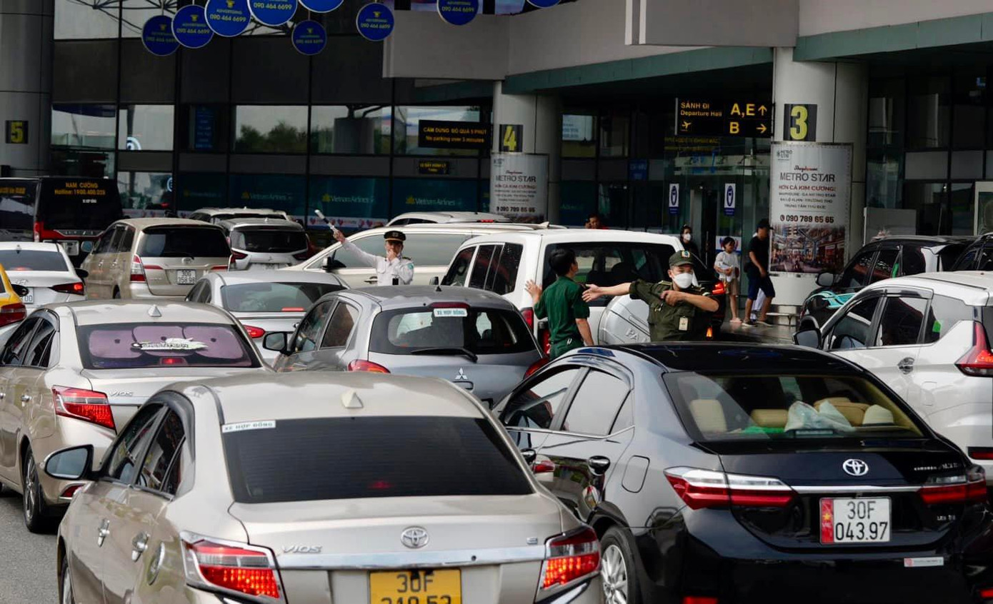 Từ cuối giờ chiều 31/8, sảnh nội địa đi của sân bay Nội Bài đã chật kín dòng phương tiện