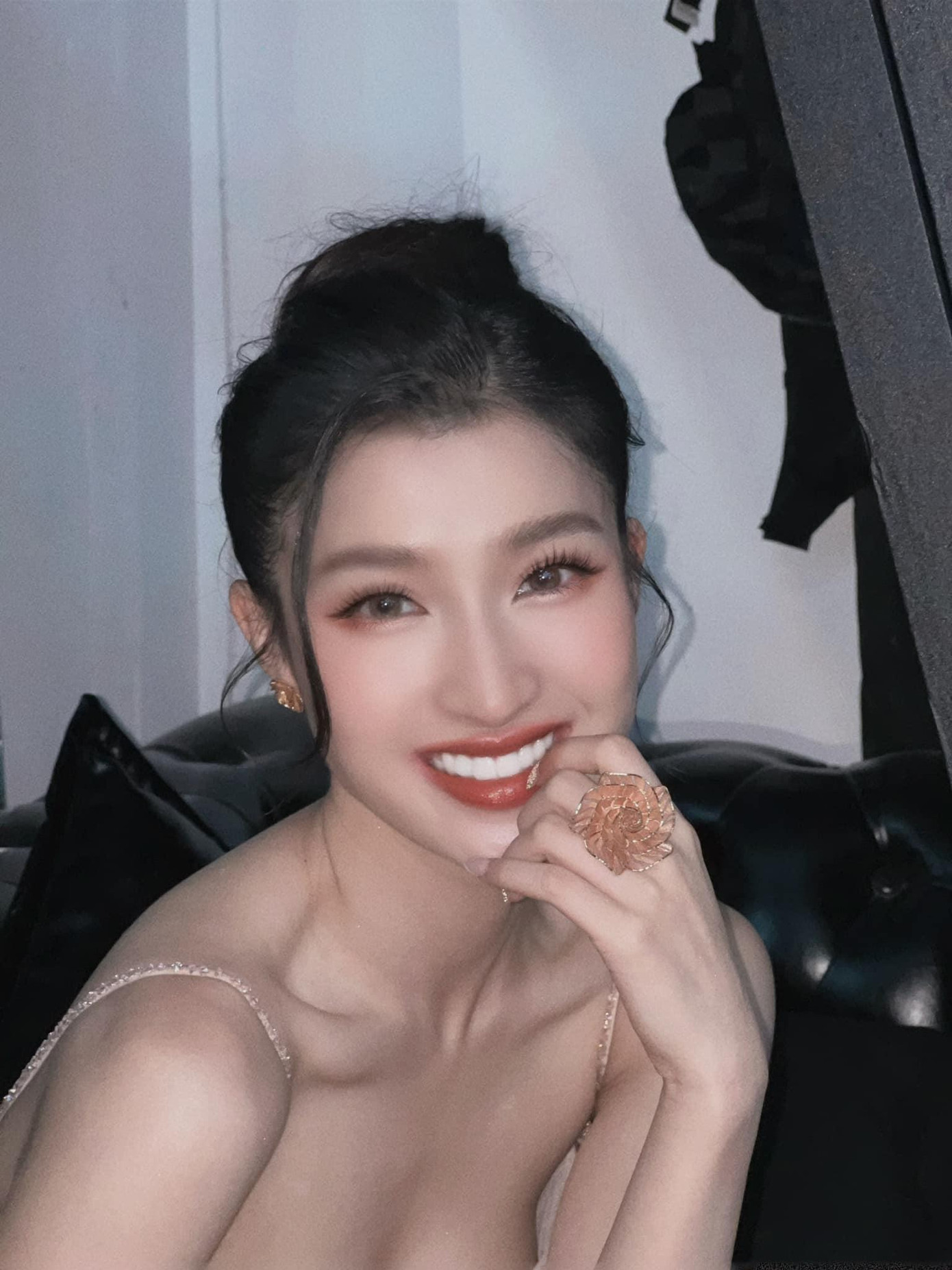 Á hậu Phương Nhi khoe nhan sắc ngọt ngào mà không kém phần quyến rũ.