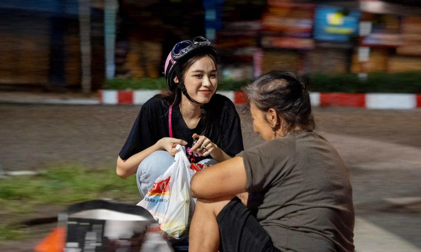 Đặc biệt, nàng hậu Gen Z cùng ê-kíp của mình đã mang những phần quà đến những ông, bà cụ lớn tuổi, những trẻ em không có nhà để về vào đêm khuya.