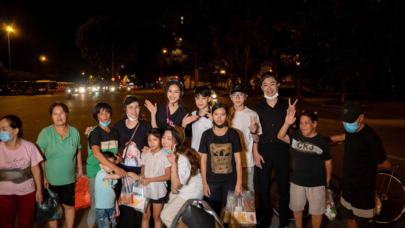 Hoa hậu Đỗ Thị Hà cùng bạn bè đi xe máy tặng quà cho người vô gia cư trong đêm khuya ở thủ đô Hà Nội.