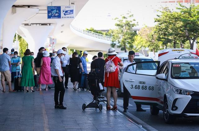 Do đông đúc hành khách xếp hàng nên việc làm thủ tục "check in" lâu so với ngày thường. Sân bay Quốc tế Đà Nẵng cũng khuyến nghị khách sắp xếp thời gian đi lại để kịp chuyến bay, thực hiện check-in online trước khi đến nhà ga để tránh ùn tắc. Anh Nguyễn Quốc Dũng (tài xế hãng taxi Mai Linh) cho biết: "Nhìn khách đổ về Đà Nẵng tôi rất vui. Thời gian dài ảnh hưởng của dịch bệnh, ngành vận chuyển rơi vào tình trạng ế ẩm, với lượng khách trở lại như thế này anh em chúng tôi ai cũng phấn khởi cả”.