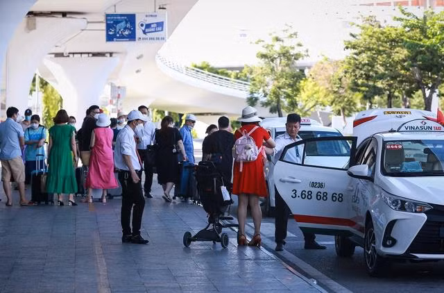 Do đông đúc hành khách xếp hàng nên việc làm thủ tục "check in" lâu so với ngày thường. Sân bay Quốc tế Đà Nẵng cũng khuyến nghị khách sắp xếp thời gian đi lại để kịp chuyến bay, thực hiện check-in online trước khi đến nhà ga để tránh ùn tắc. Anh Nguyễn Quốc Dũng (tài xế hãng taxi Mai Linh) cho biết: "Nhìn khách đổ về Đà Nẵng tôi rất vui. Thời gian dài ảnh hưởng của dịch bệnh, ngành vận chuyển rơi vào tình trạng ế ẩm, với lượng khách trở lại như thế này anh em chúng tôi ai cũng phấn khởi cả”.
