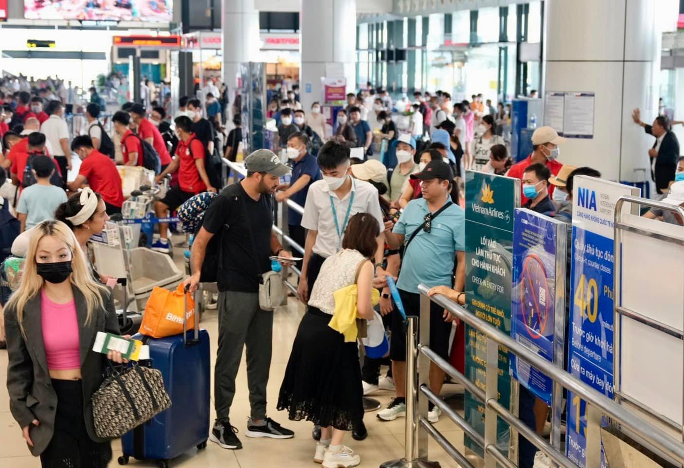 Theo kế hoạch trong ngày 31/8 dự kiến sẽ có hơn 200 chuyến bay cất cánh đi và hơn 200 chuyến đáp tại sân bay Nội Bài với đường bay trong nước