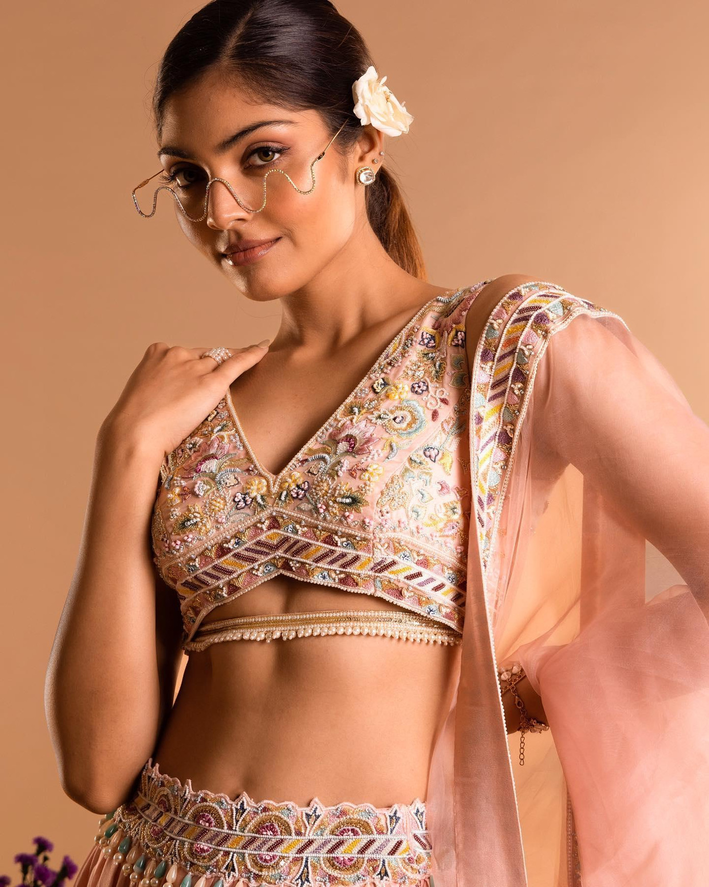 Tân Hoa hậu sinh năm 1998, sở hữu chiều cao 1m75 cùng nhan sắc cực kỳ ngọt ngào mà không kém phần quyến rũ.