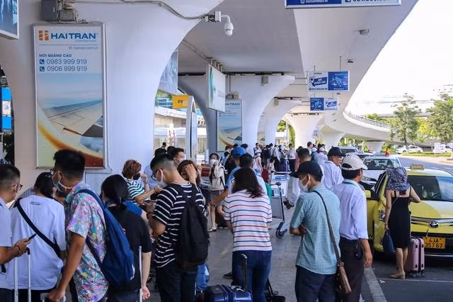 Để tránh gặp tình trạng quá tải trong kỳ nghỉ lễ, nhiều người có tâm lý đi sớm hơn, song sân bay vẫn đông đúc hơn tưởng tượng