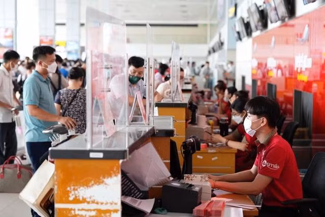 Phía bên trong nhà ga, các quầy check in trong tình trạng khá đông đúc cho các chuyến bay trong chiều tối nay, nhất là các chặng bay tới điểm du lịch