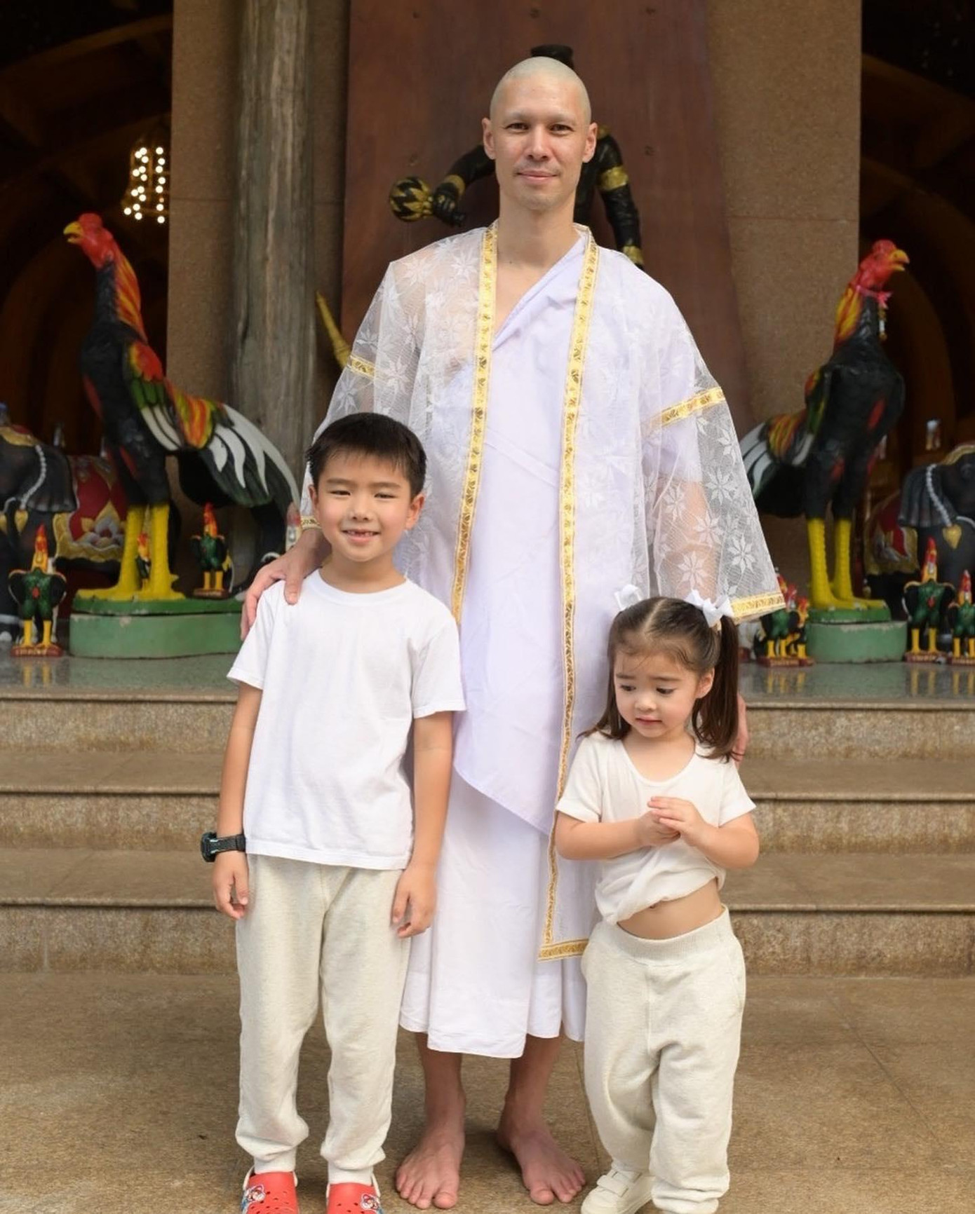 Matthew Deane Chanthavanij bất ngờ xuống tóc đi tu. Matthew Deane Chanthavanij bất ngờ xuống tóc đi tu.