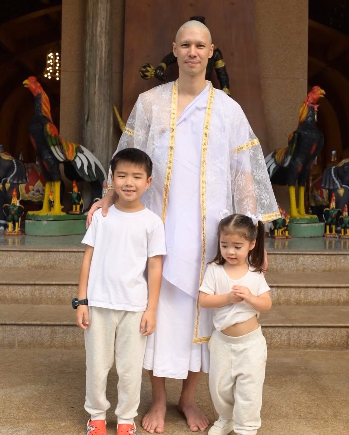 Matthew Deane Chanthavanij bất ngờ xuống tóc đi tu. Matthew Deane Chanthavanij bất ngờ xuống tóc đi tu.