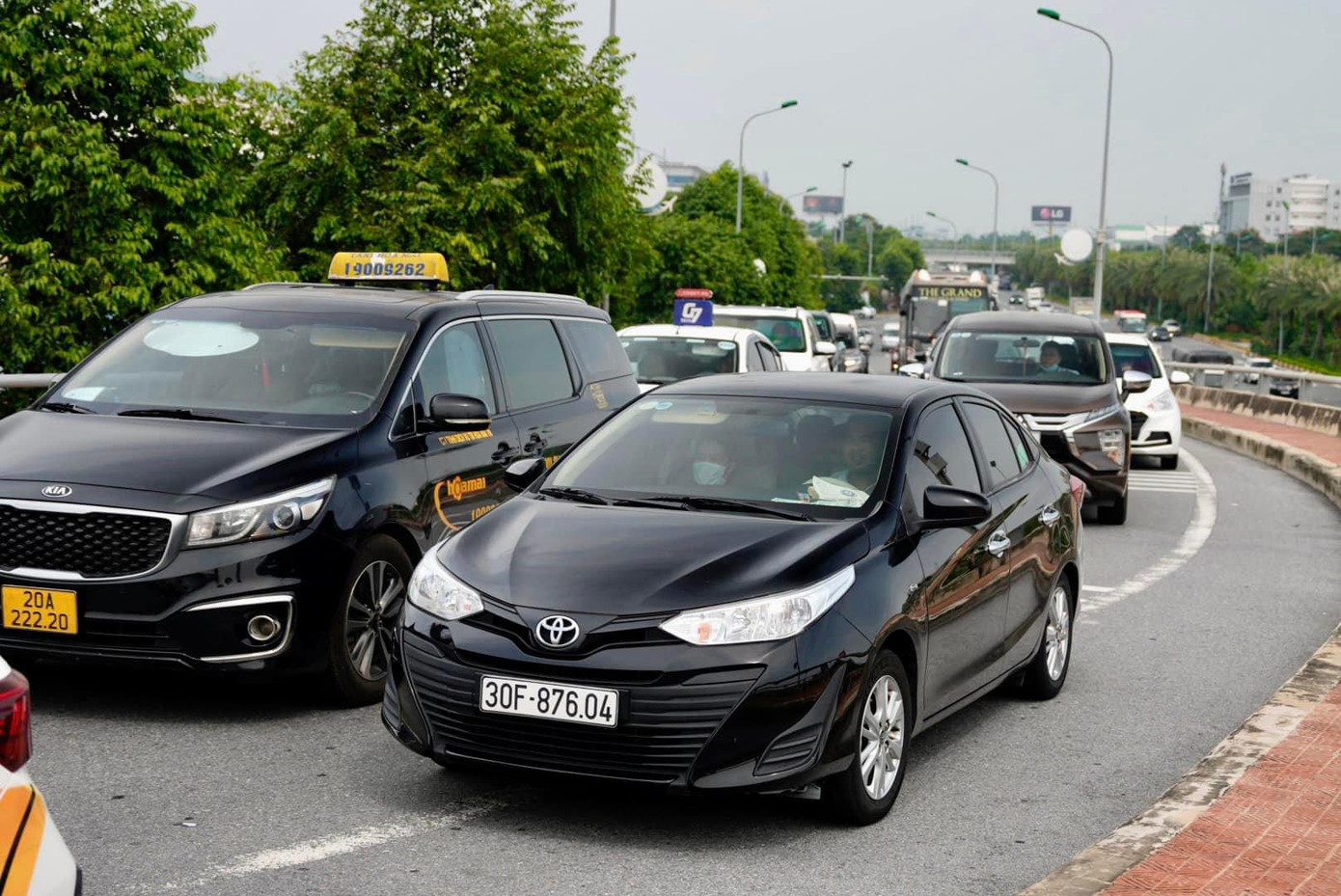 Ô tô xếp hàng để vào khu vực trả khách nhích từng chút một, lực lượng an ninh sân bay khá vất vả để điều tiết phương tiện dừng đỗ trả khách
