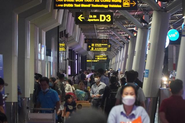 Trong khi đó tại làn ô tô chở khách đến ga quốc nội khá đông đúc phương tiện, đôi lúc bị ùn ứ