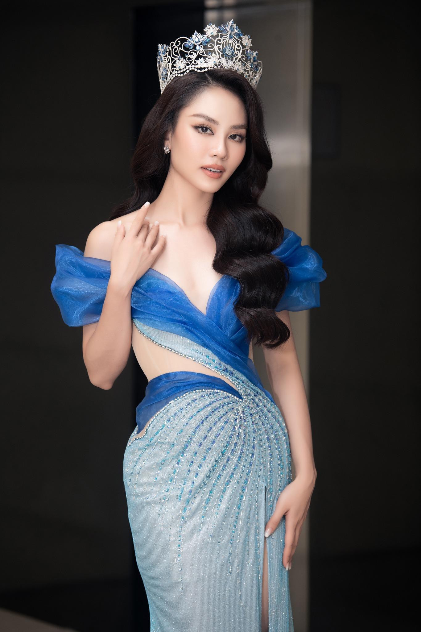 Hoa hậu Mai Phương lộng lẫy với váy dạ hội khoe vai trần.