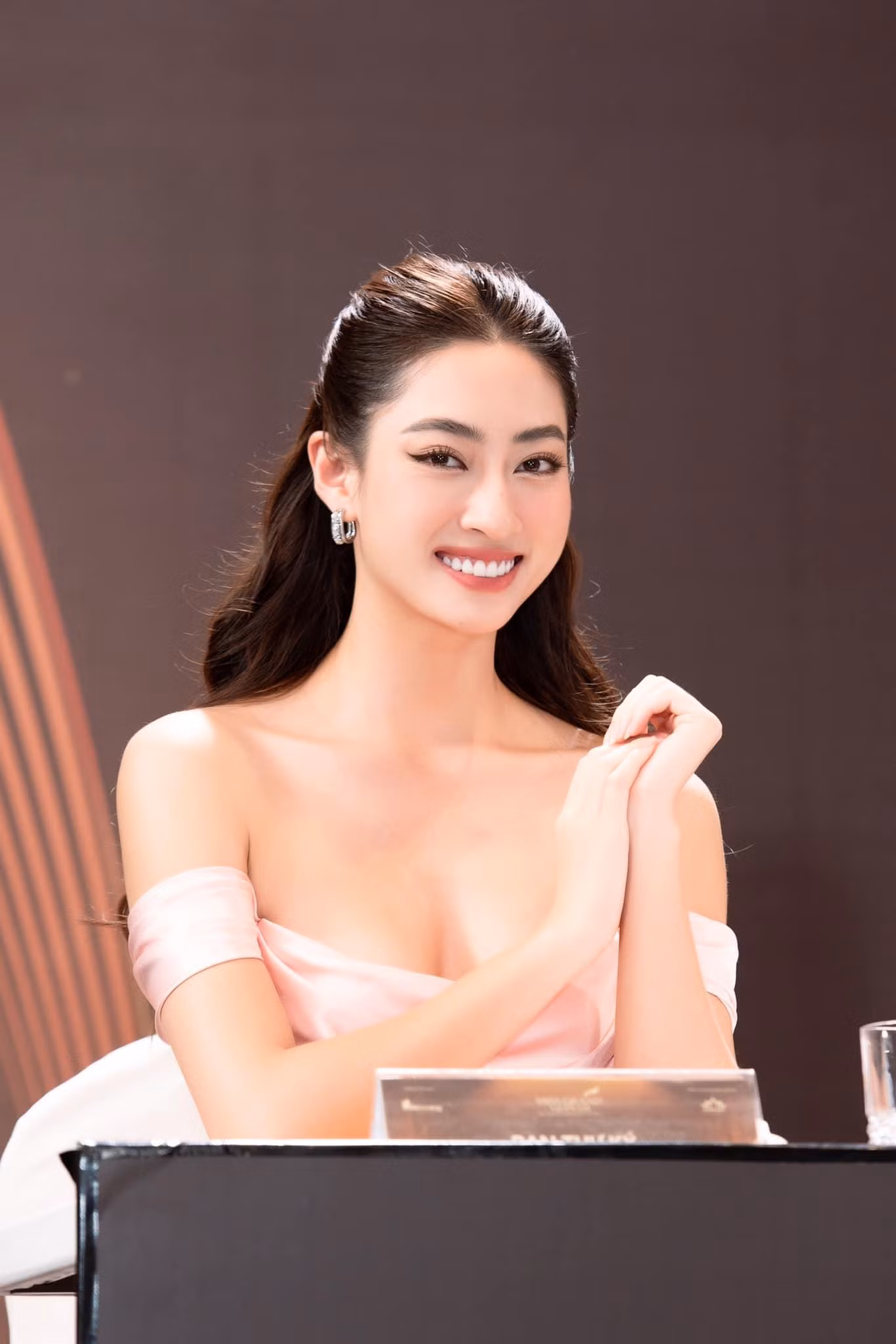 Hoa hậu Lương Thuỳ Linh khoe vai trần nền nã, quyến rũ. Hoa hậu Lương Thuỳ Linh khoe vai trần nền nã, quyến rũ.