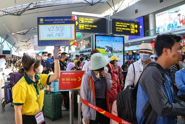 Trong hàng dài người xếp hàng chờ làm thủ tục, chị Nguyễn Thị Thảo Giang (quê tỉnh Kon Tum) cho biết chắc phải chờ khá lâu mới tới lượt của mình. Chị chia sẻ thân hào hức vì sắp được về thăm ba mẹ ở Kon Tum sau nhiều tháng đến Đà Nẵng học tập và làm việc. "Mình rất bất ngờ vì dù đã đi sớm hơn kỳ nghỉ lễ 1 ngày nhưng sân bay vẫn rất đông. 2 năm dịch vừa qua mình rất hạn chế trong việc đi lại, trong những ngày nghỉ lễ đến, mình chọn về quê cùng bố mẹ", chị Giang nói.